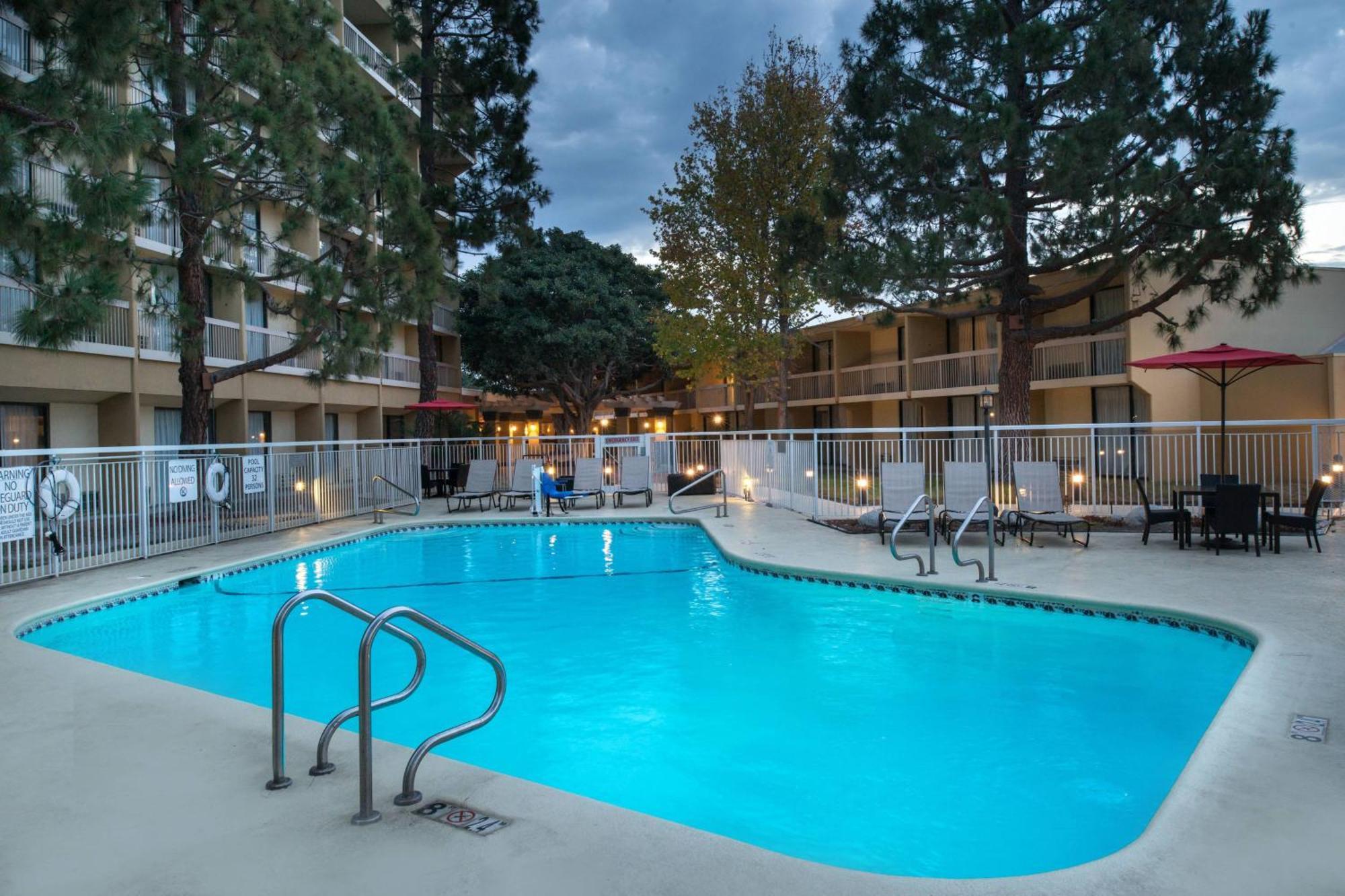 Отель Courtyard By Marriott Oxnard/Ventura Экстерьер фото