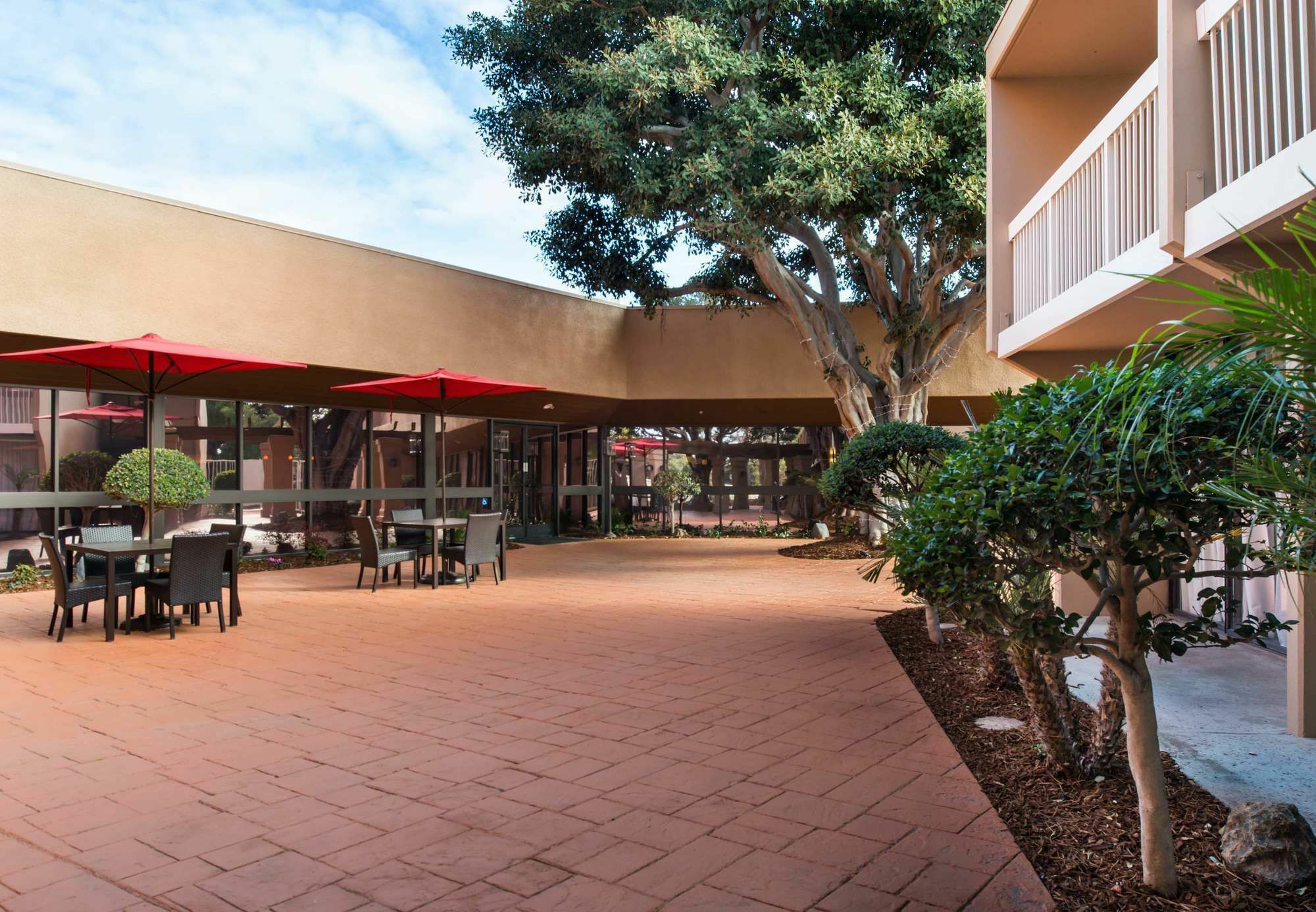 Отель Courtyard By Marriott Oxnard/Ventura Экстерьер фото